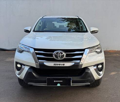 TOYOTA HILUX SW4 2.8 SRX DIAMOND 4X4 7 LUGARES 16V TURBO INTERCOOLER DIESEL 4P AUTOMÁTICO TOYOTA HILUX SW4 2.8 SRX DIAMOND 4X4 7 LUGARES 16V TURBO INTERCOOLER DIESEL 4P AUTOMÁTICO